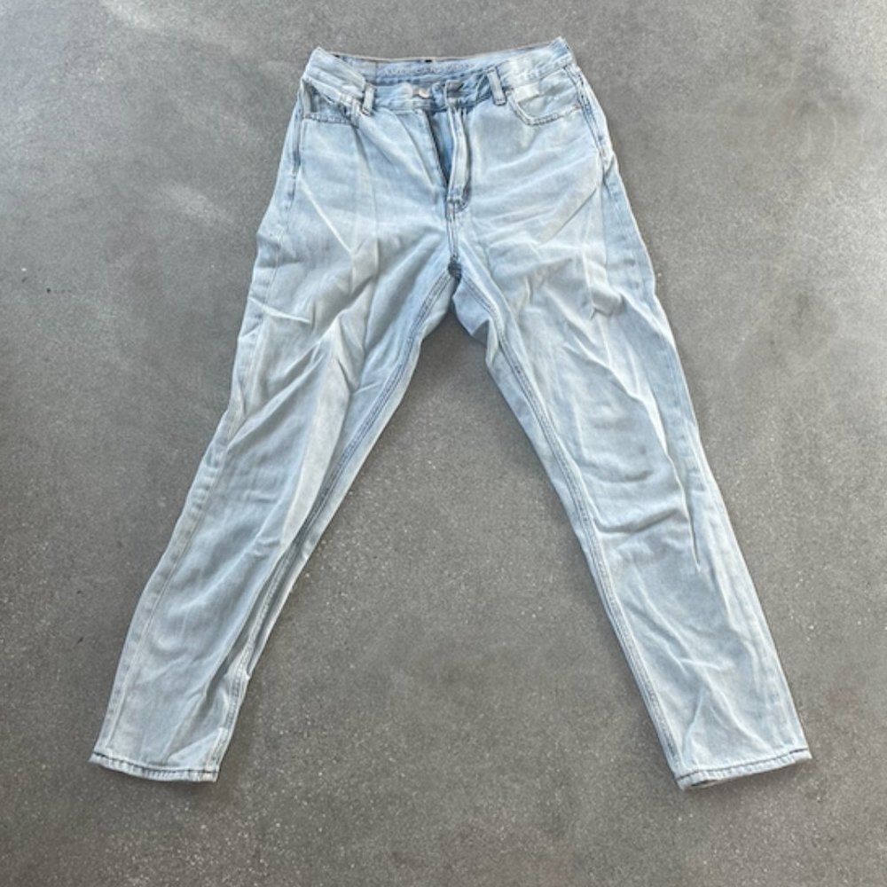 American Eagle Straight Leg Mom Jeans
